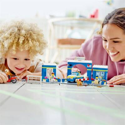 Lego City Police Station Tracking 60370 - 5