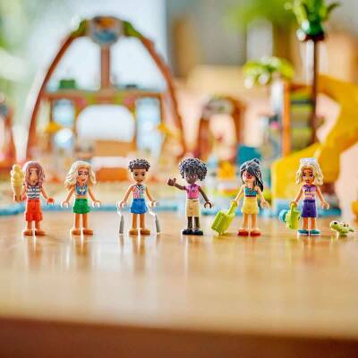 Lego Family Vacation Village 42673 - 7