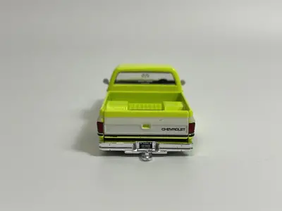 Mini Gt 1/64 Chevrolet Silverado Flo Yellow V1 Khmg112 - 3