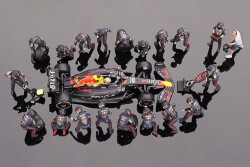 Mini Gt Seri Redbull Racing Rb18 1 Max Verstappen Pit Crew Set Mgds0007 - 1