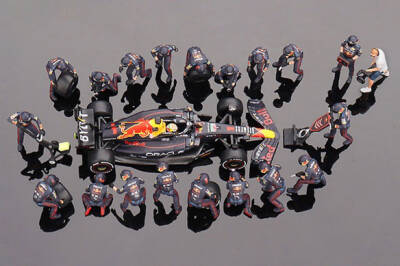 Mini Gt Seri Redbull Racing Rb18 1 Max Verstappen Pit Crew Set Mgds0007 - 1