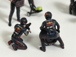 Mini Gt Seri Redbull Racing Rb18 1 Max Verstappen Pit Crew Set Mgds0007 - 4