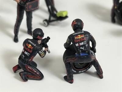 Mini Gt Seri Redbull Racing Rb18 1 Max Verstappen Pit Crew Set Mgds0007 - 4