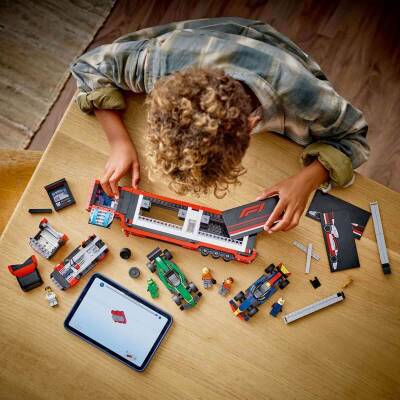 LEGO City RB20 ve AMR24 F1 Arabalı F1 Kamyonu 60445 - 6