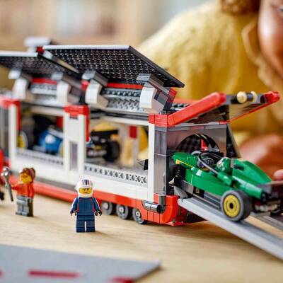 LEGO City RB20 ve AMR24 F1 Arabalı F1 Kamyonu 60445 - 7