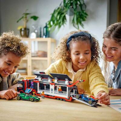 LEGO City RB20 ve AMR24 F1 Arabalı F1 Kamyonu 60445 - 8