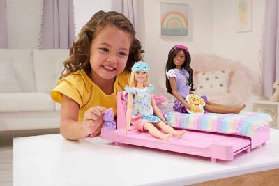 My First Barbie - İlk Barbie Bebeğim - Barbie'nin Yatağı Oyun Seti HMM64 - 4