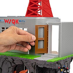 Stranger Things WSQK Radyo İstasyonu Oyun Seti - Üç Katlı, İki Taraflı ve 10,16 cm Hareketli Aksiyon Figürlü 27,94 cm Oyun Seti Strt/0004 - 4