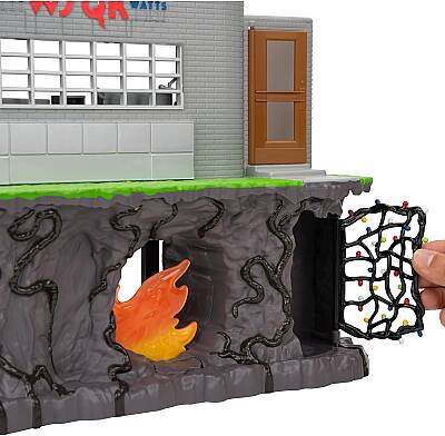 Stranger Things WSQK Radyo İstasyonu Oyun Seti - Üç Katlı, İki Taraflı ve 10,16 cm Hareketli Aksiyon Figürlü 27,94 cm Oyun Seti Strt/0004 - 5